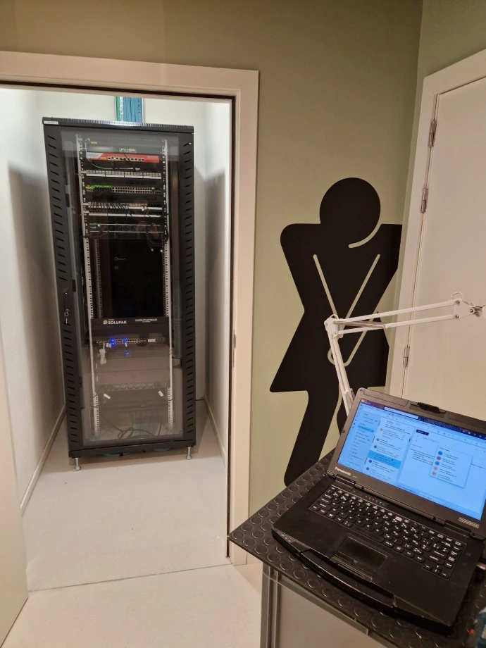 Installation de baies informatiques.